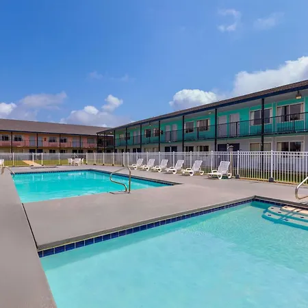 Super 8 By Wyndham Biloxi At The Beach-3